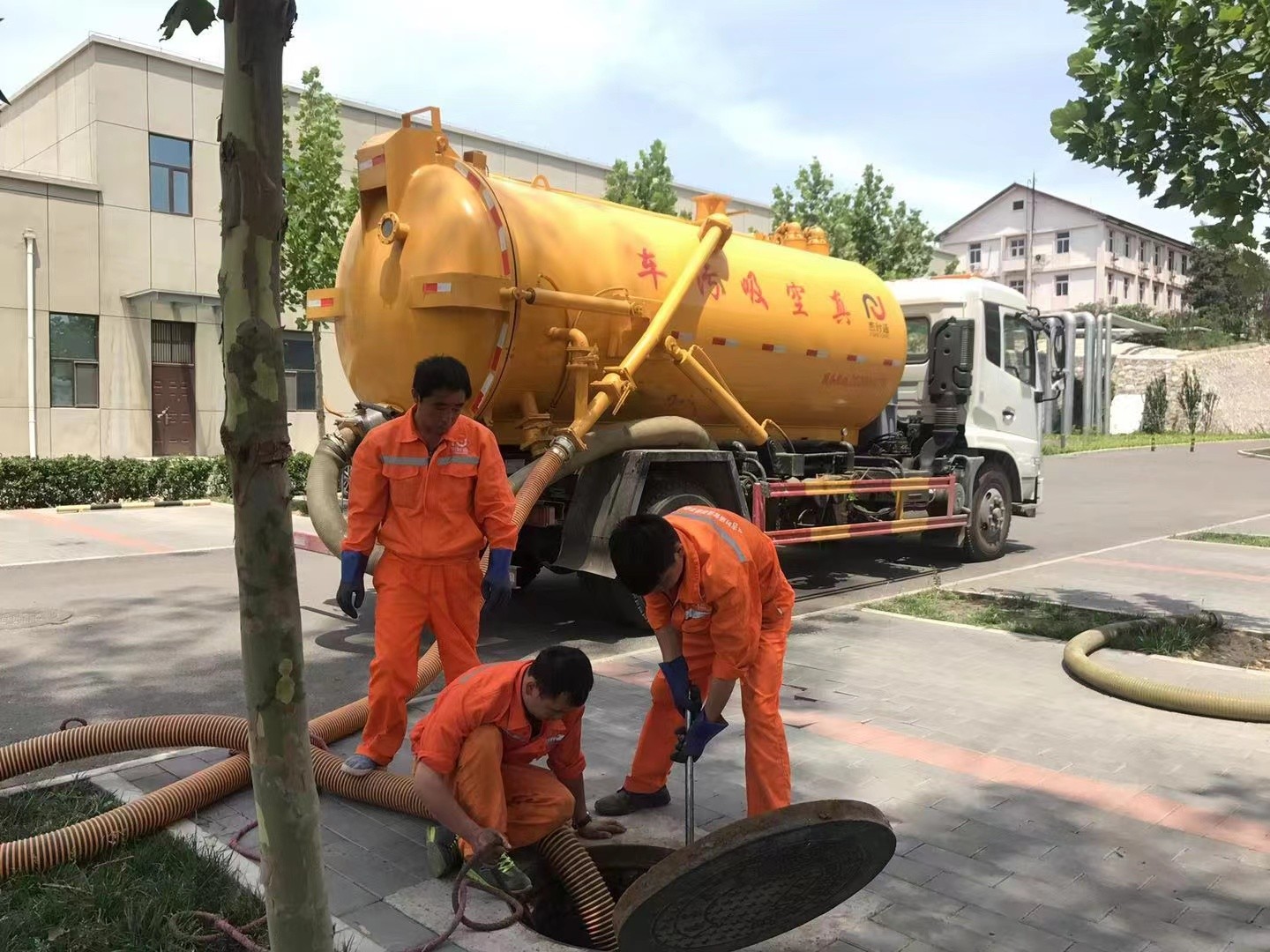 成安管道疏通车停在窨井附近