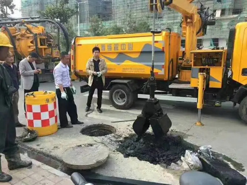 成安街道：网格员化身“清道夫”，为民解忧疏通“堵心”化粪池