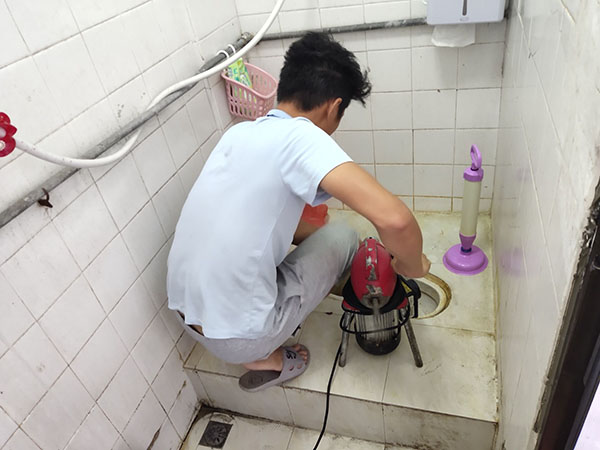 成安管道堵塞冒臭气 专业师傅现场解决问题