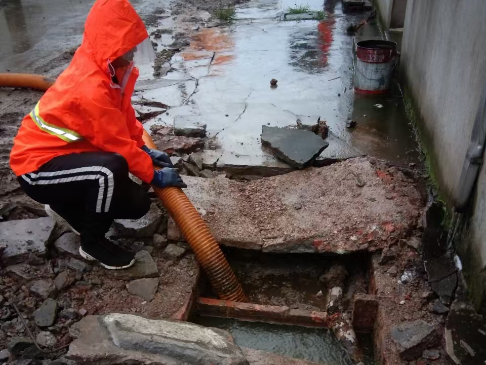 成安专业清理污水池 炜誉市政以规范流程守护城市 “肠道”