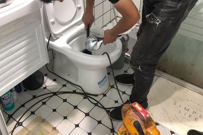成安马桶堵塞自己疏通还是找师傅?专业上门服务让你省时更省心